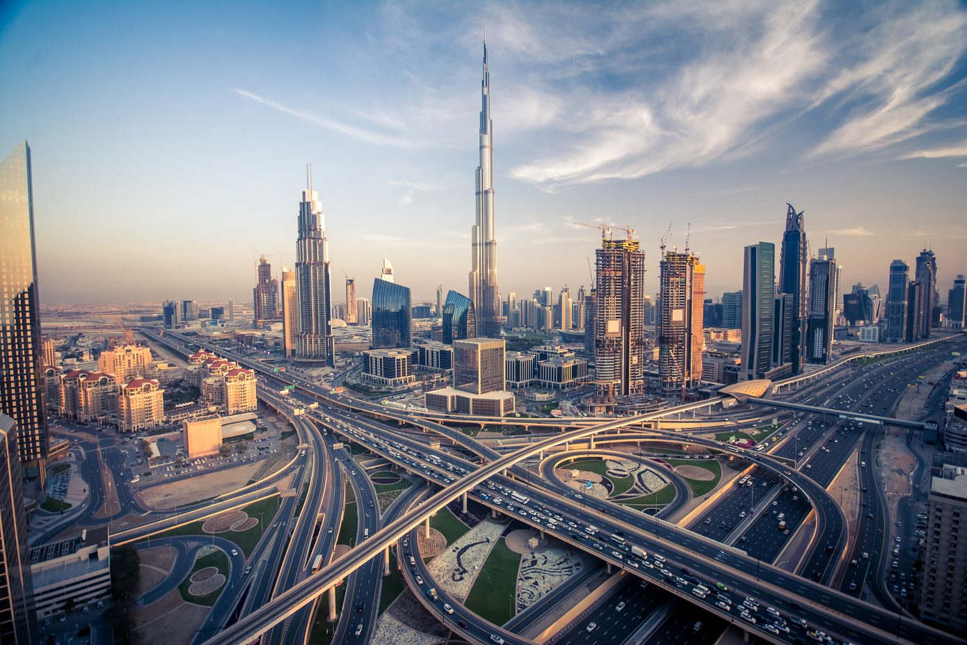 Dolmetscher auf Arabisch – Dubai Skyline mit Autobahn von Sharjah nach Abu Dhabi